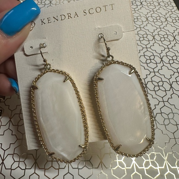 VGUC Kendra Scott Mother of Pearl / Gold Deily Earrings - Picture 3 of 6